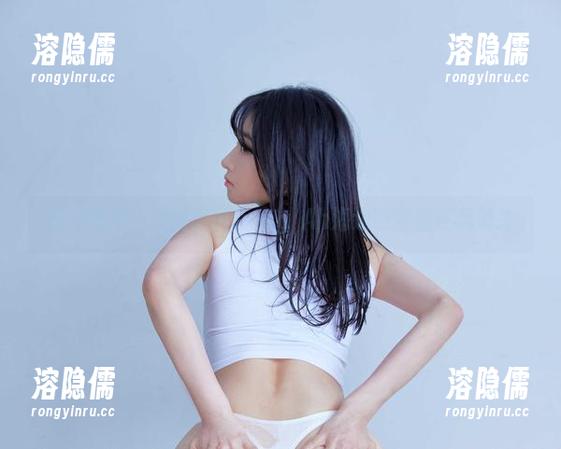 高清图库大揭露：Myung Ah海边照好像在玩消失